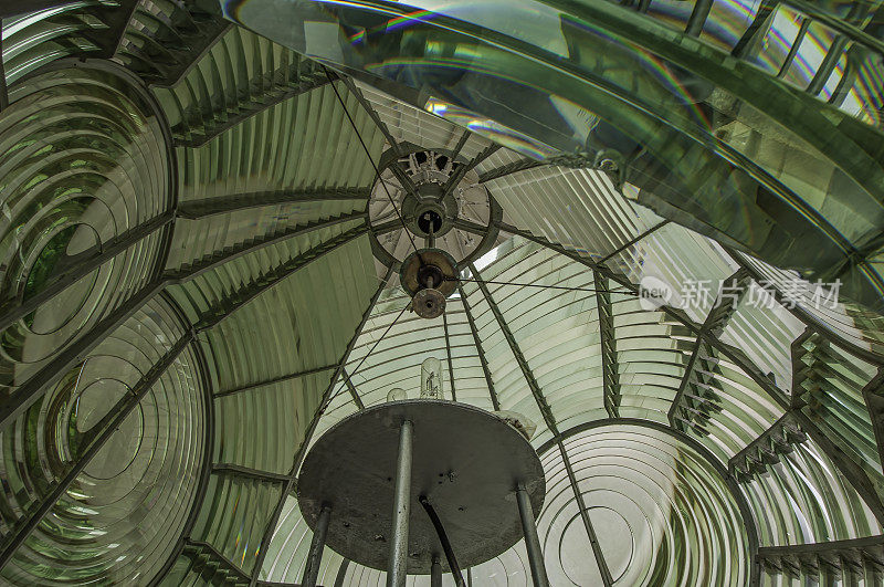 菲涅耳透镜在Point Arena灯塔，Point Arena，北加州。A、高质量的环形菲涅尔玻璃透镜
在菲涅耳中心平面的上方和下方排列着多面穹顶的棱柱状元素，以便捕捉从其发出的所有光线